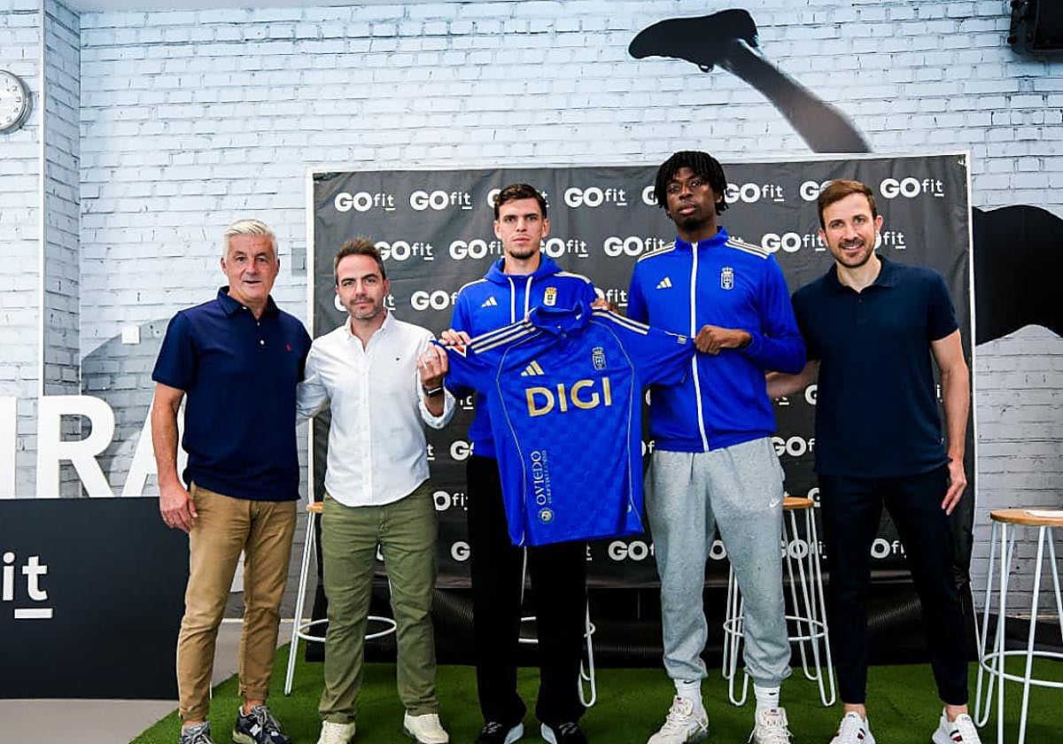 Javi López (en el centro), en la presentación oficial como jugador del Real Oviedo.