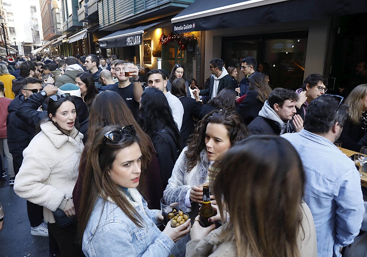 Ambiente en una de las calles peatonales de la Ruta de los vinos.