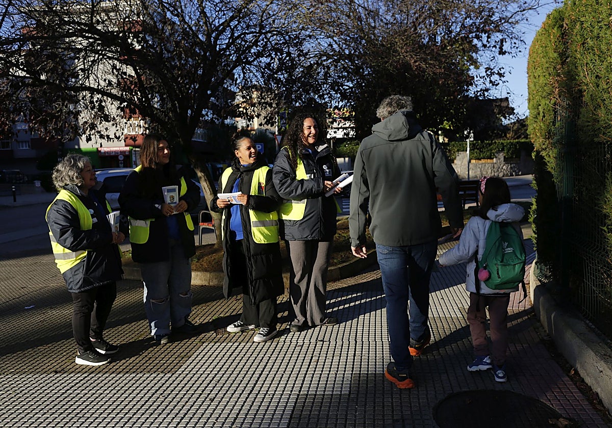 Carla González, María Isabel Lorenzo, Vanessa Sánchez y Jennifer Vega integran el 'Escuadrón Zebra' que guía los itinerarios seguros de los escolares en Castrillón.