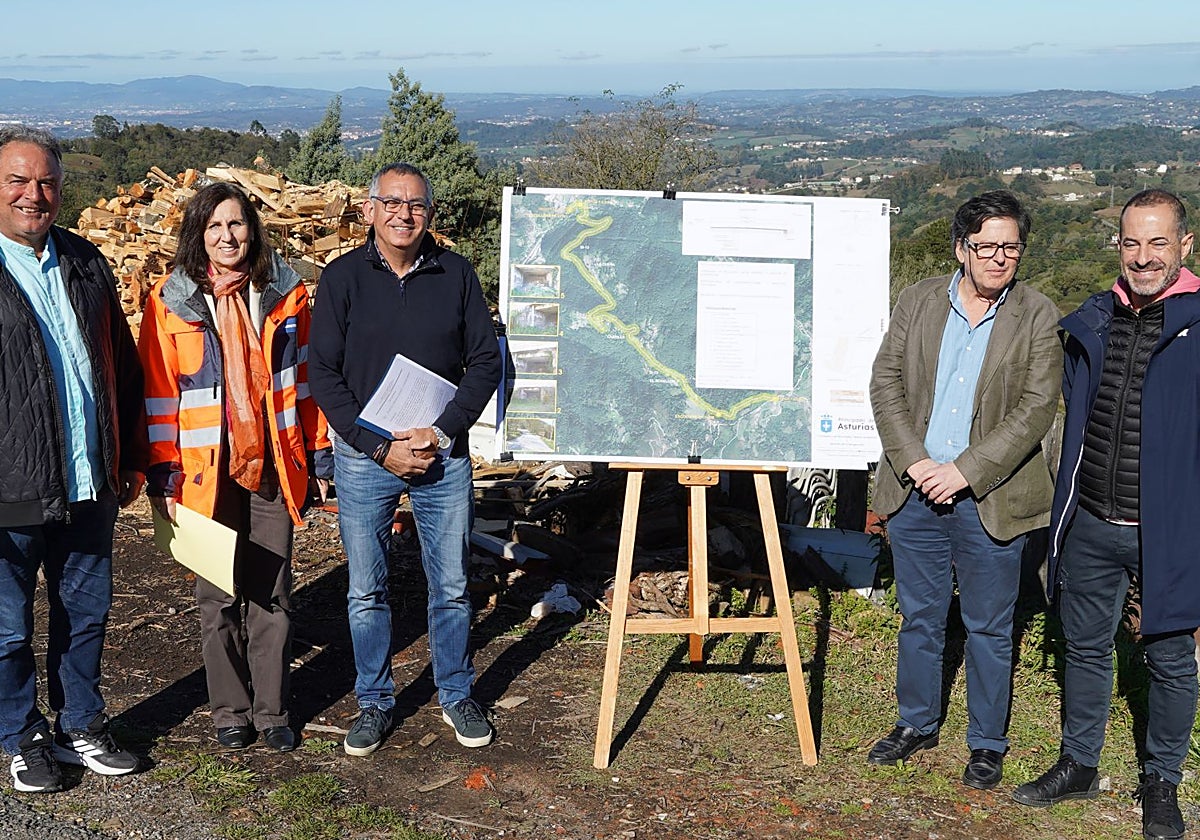 El edil de Caminos en el Medio Rural, Alejandro Villa; la jefa de la Sección Oriental, Ana Benosa; el director general de Infraestructuras, Manuel Calvo; el técnico del Servicio de Conservación de Carreteras, Manuel Serrán; y el alcalde de Siero, Ángel García.
