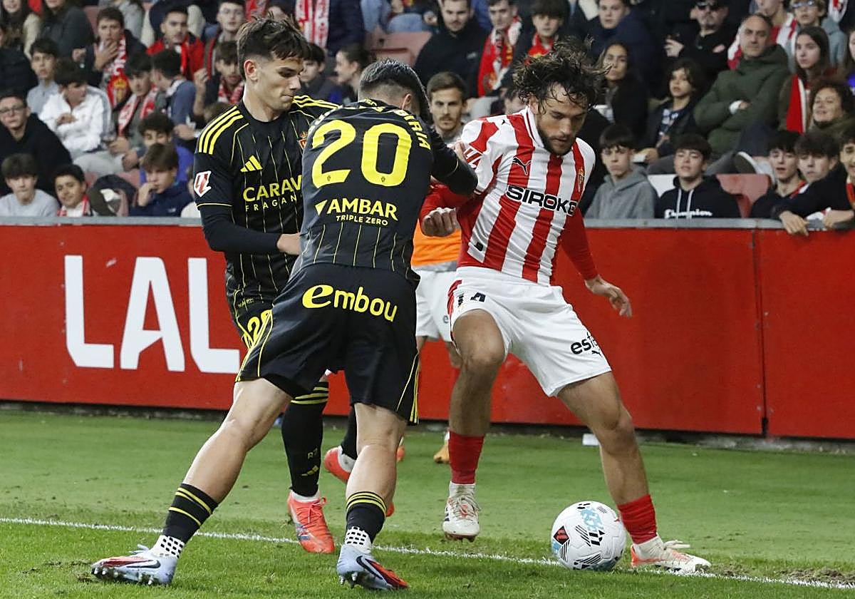 Corredera, en una jugada del partido entre el Sporting de Gijón y el Zaragoza.