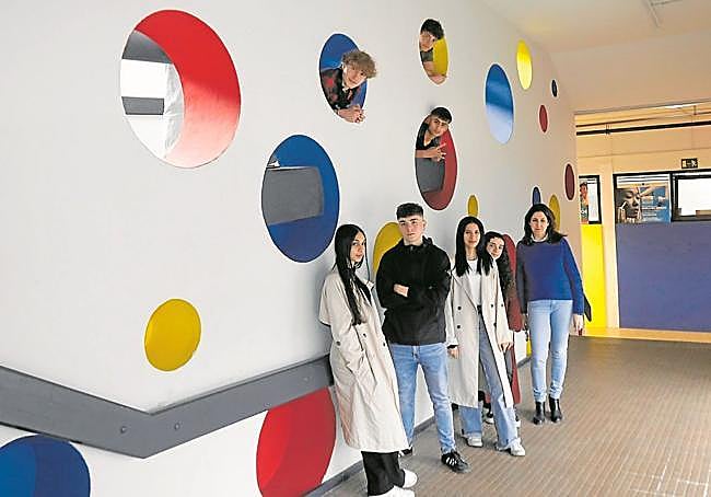 Los participantes del instituto maliayo con su tutora.