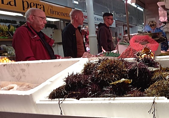 Cajón de oricios en Pescadería Semar esta mañana en el Mercado del Sur, en Gijón.