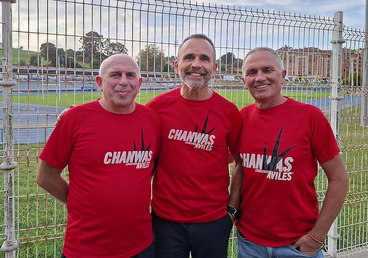 Jesús Iglesias, José Antonio Navarro y Eduardo Sánchez, en el estadio Yago Lamela de Avilés.
