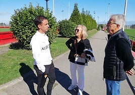 Borja Jiménez, ayer, con sus padres, Lourdes y Carlos, tras el entrenamiento matinal en el campo número 1 de Mareo.
