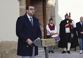 El presidente del Principado, Adrián Barbón, pronuncia su discurso durante la inauguración de la calle Sergio Marqués en Gijón.