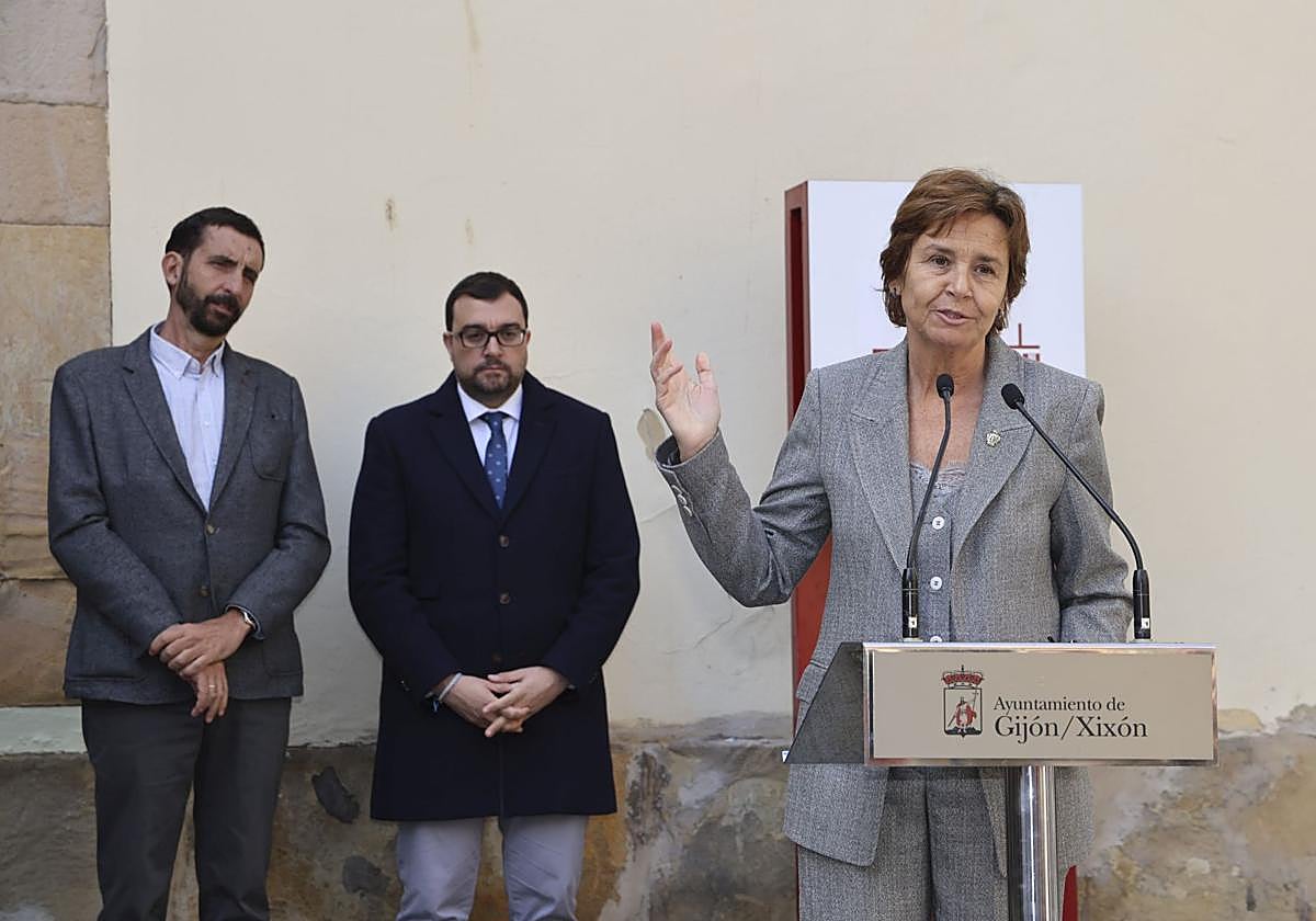 La alcaldesa de Gijón, Carmen Moriyón, pronuncia su discurso en la inauguración de la calle Sergio Marqués.