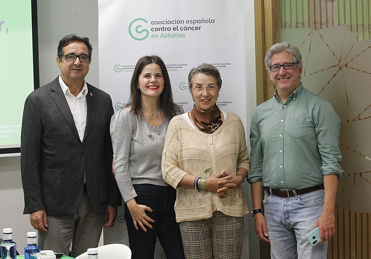 La presidenta y el vicepresidente de la delegación asturiana de la AECC, Yolanda Calero y Julio González Zapico, junto a los periodistas Laura Mayordomo y Arturo Téllez, que conducirán dos de las jornadas de la Semana contra el Cáncer, del 4 al 9 de noviembre.