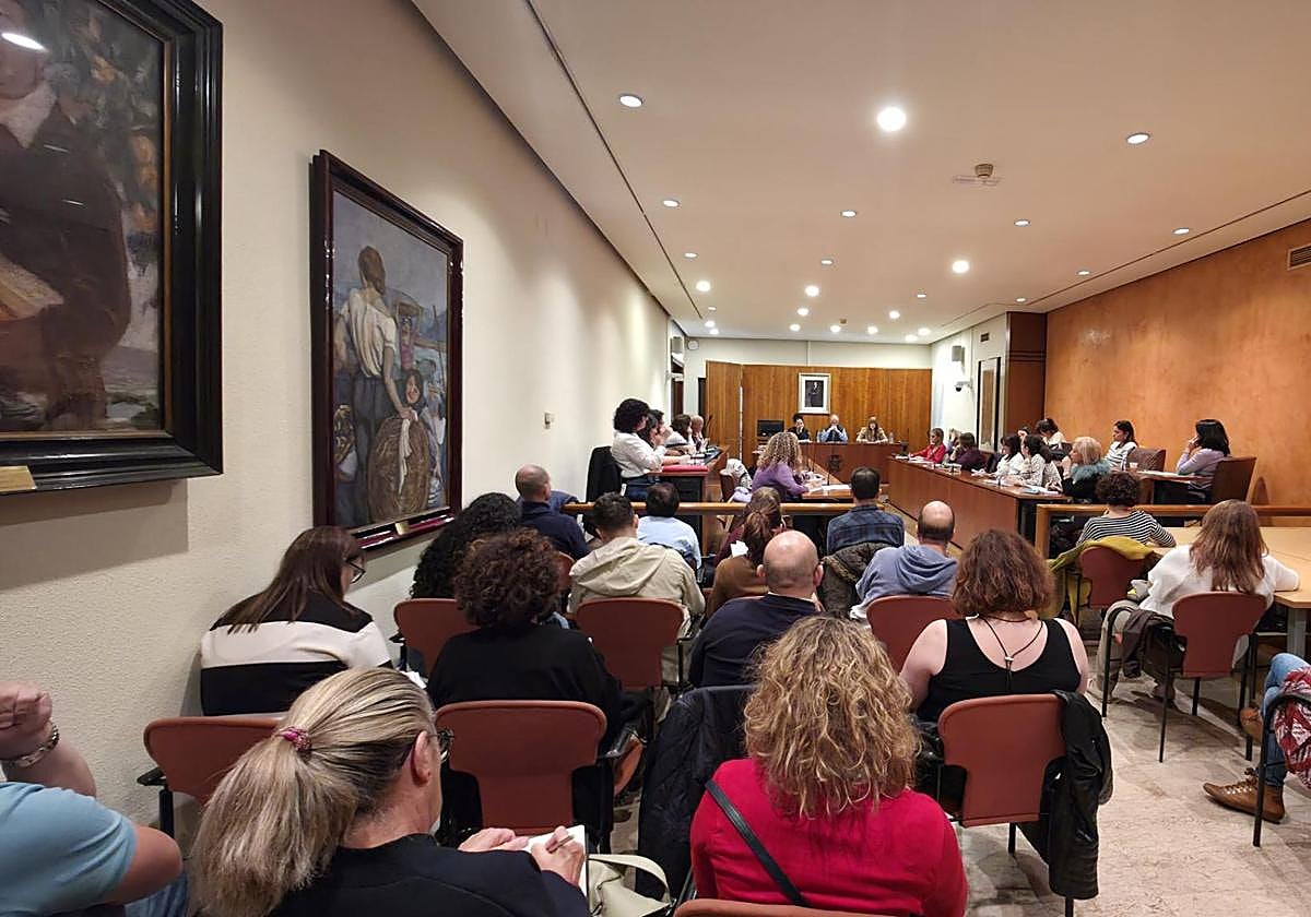 El salón de plenos del Ayuntamiento se llenó para seguir la primera reunión del curso del Consejo Escolar.