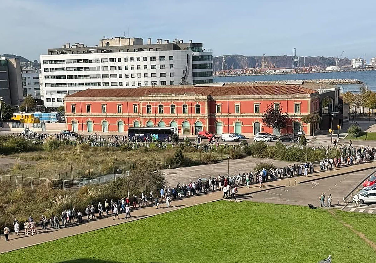Cientos de turistas esperan a coger el autobús de regreso al crucero.