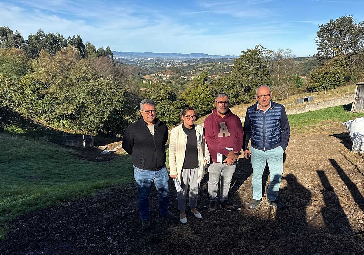 Kiko Gulías, de la empresa adjudicataria; Leire Martínez, técnico municipal; Pergentino Martínez, concejal de Abastecimiento de Agua y Saneamiento, y Juan Carlos Álvarez, técnico municipal.