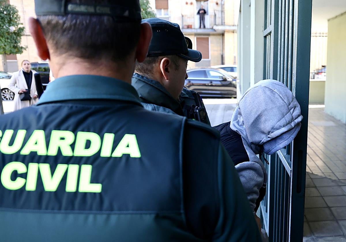 El detenido tras la muerte de Cristino Prendes en el momento de su entrada al juzgado de Laviana para prestar declaración ante la jueza.