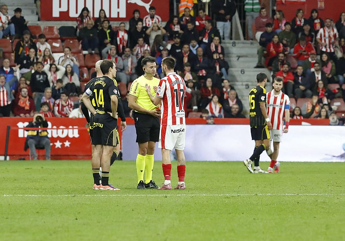Dubasin habla con el árbitro tras la tarjeta roja en el Sporting-Zaragoza.