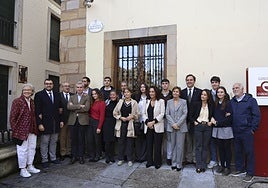 Familiares de Sergio Marqués, entre ellos sus hijos Elena, Patricia, Sergio y Guillermo, posan junto con la alcaldesa de Gijón y el presidente del Principado bajo la placa de la calle del 'Presidente Sergio Marqués', en Cimavilla.