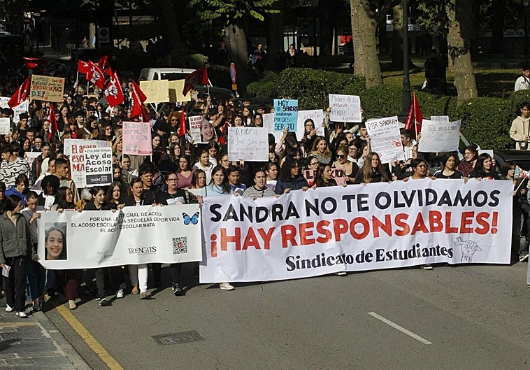 Protesta estudiantil en Oviedo contra el acoso escolar.