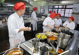 Alumnos de la Escuela de Hostelería, este martes, durante la preparación del menú degustación.