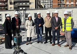 El consejero de Ordenación de Territorio, Urbanismo, Vivienda y Derechos Ciudadanos, Ovidio Zapico (cuarto por la izquierda), este martes, durante su visita a las obras de construcción de 250 viviendas en la parcela de Peritos, en Gijón.