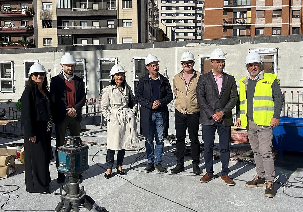 El consejero de Ordenación de Territorio, Urbanismo, Vivienda y Derechos Ciudadanos, Ovidio Zapico (cuarto por la izquierda), este martes, durante su visita a las obras de construcción de 250 viviendas en la parcela de Peritos, en Gijón.