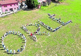 Los vecinos de Orlé, escribiendo su nombre.