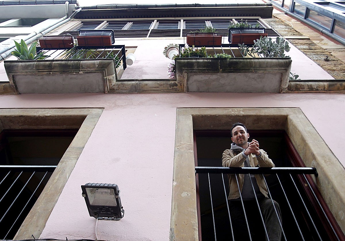 Edén Jiménez, en el balcón de la segunda planta de la antigua Librería Polledo.