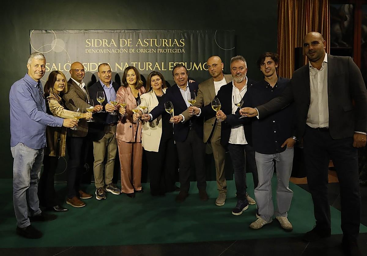 Alberto Fanjul, Cristina Álvarez, Jesús M. Salvador, Jorge García, Begoña López, María Cardín, Francisco Martínez Sopeña, Alejandro Vallaure, Fran Ordóñez, Juan Urbieta y Daniel Ruiz, en el IV Salón DOP Sidra de Asturias de Sidras Naturales Espumosas celebrado en la sala de pinturas de la Laboral.