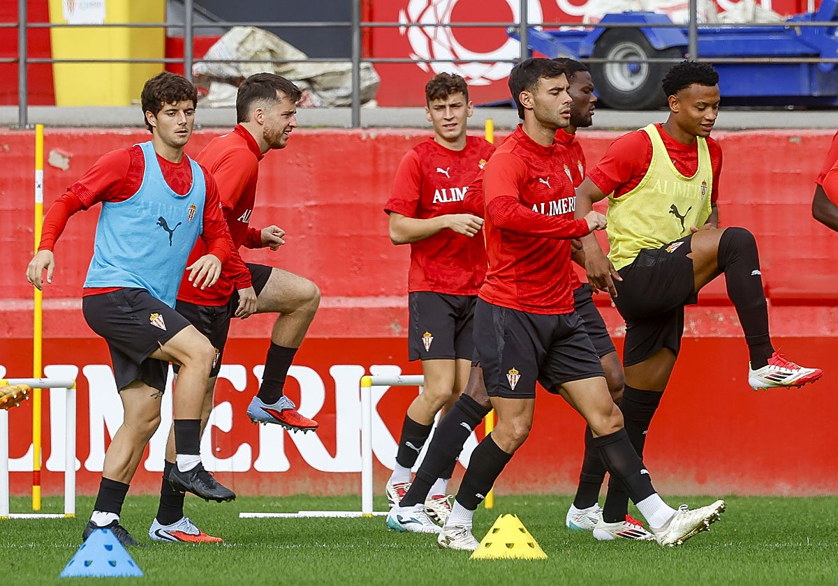 Futbolistas del Sporting, en un entrenamiento reciente en Mareo.