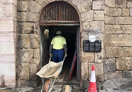 Un operario adentrándose este miércoles con una carretilla por el acceso al refugio bajo la Casa Paquet.