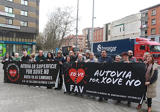 Concentración de vecinos de la zona oeste en Cuatro Caminos con motivo del primer aniversario del desestimiento del Ministerio de Transportes al vial soterrado por Jove.