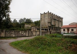 Uno de los edificios que podría ser derribado en la zona langreana de Nitrastur