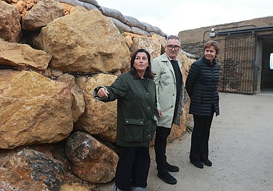 María López Castro, con Gilberto Villoria y la alcaldesa en la recuperada batería de defensa de La Providencia, que podrá empezar a visitarse el próximo año.