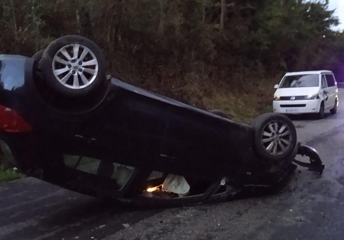 Vuelca un coche en la carretera de La Plata, en Avilés