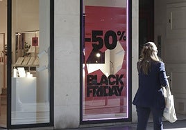 Una tienda de Gijón anuncia descuentos por el Black Friday.