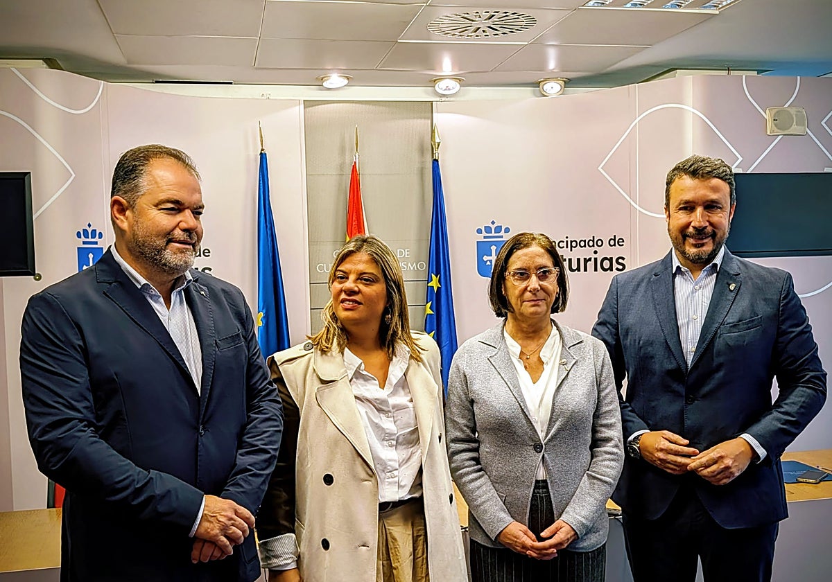 Carlos Paniceres, Gimena Llamedo, Teresa Fernández y Daniel González, tras la firma del convenio.