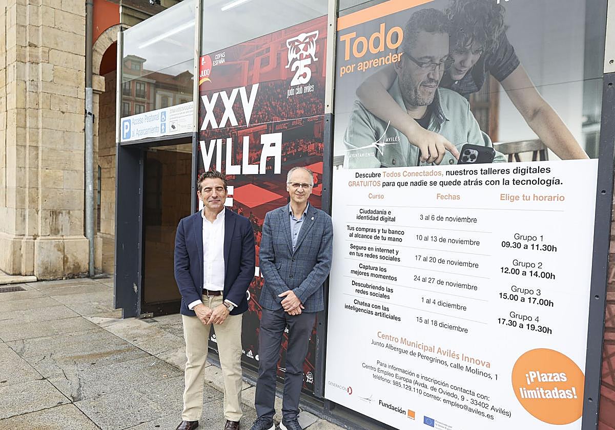 Óscar Aragón Fernández, manager territorial Norte-Centro y Relaciones Institucional de la Fundación Orange, junto al concejal de Formación y Empleo, Juan Carlos Guerrero.