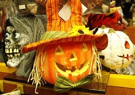 Decoración de Halloween en un escaparate de Oviedo.