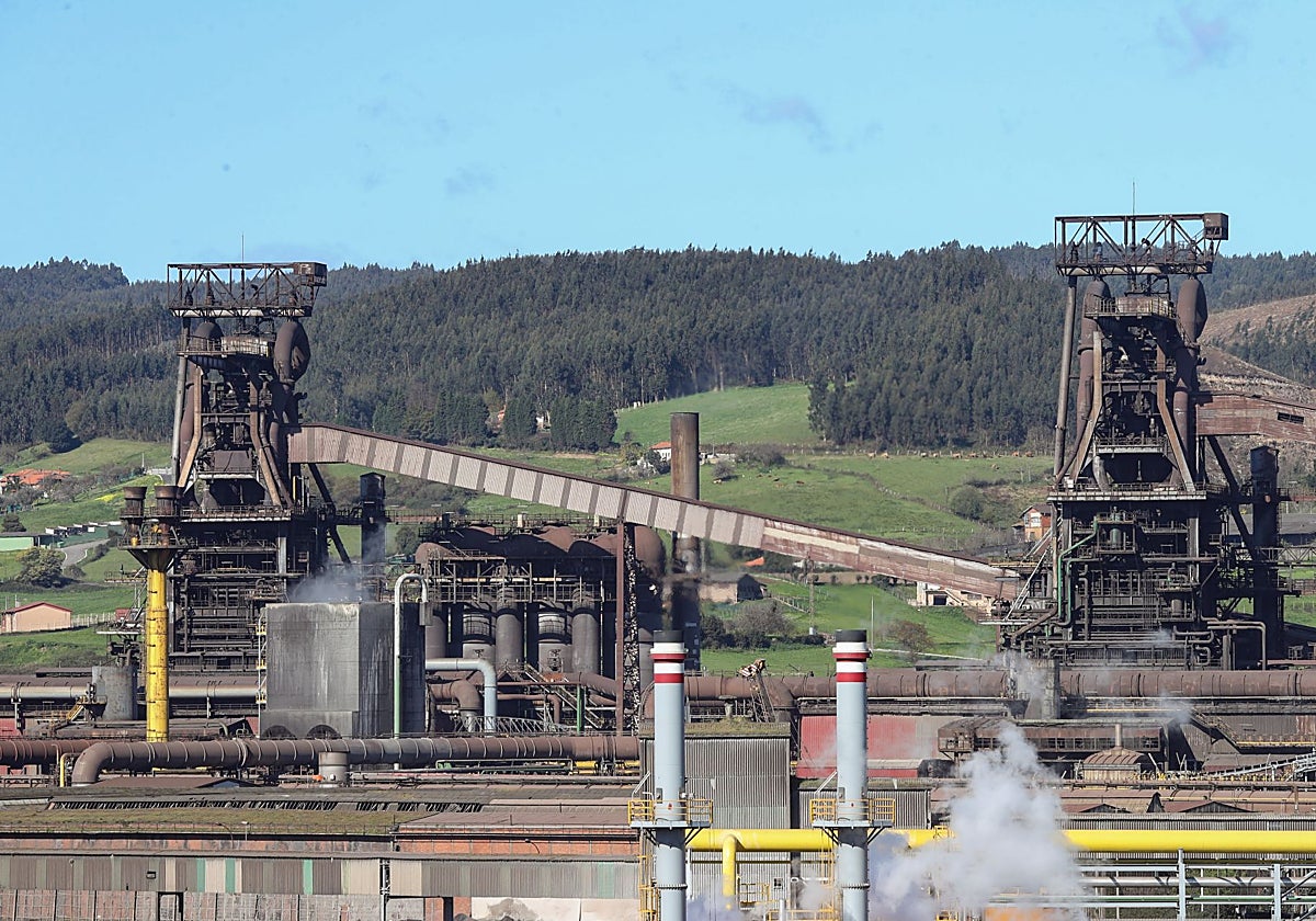 Los dos hornos altos de Arcelor en la planta de Gijón.