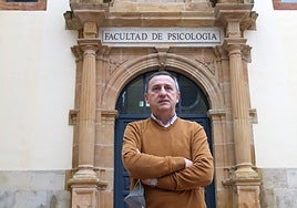 José Carlos Nuñez ante la Facultad de Psicología.