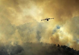 Un hidoavión trabaja en la extinción de un incendio en Las Regueras en 2023.