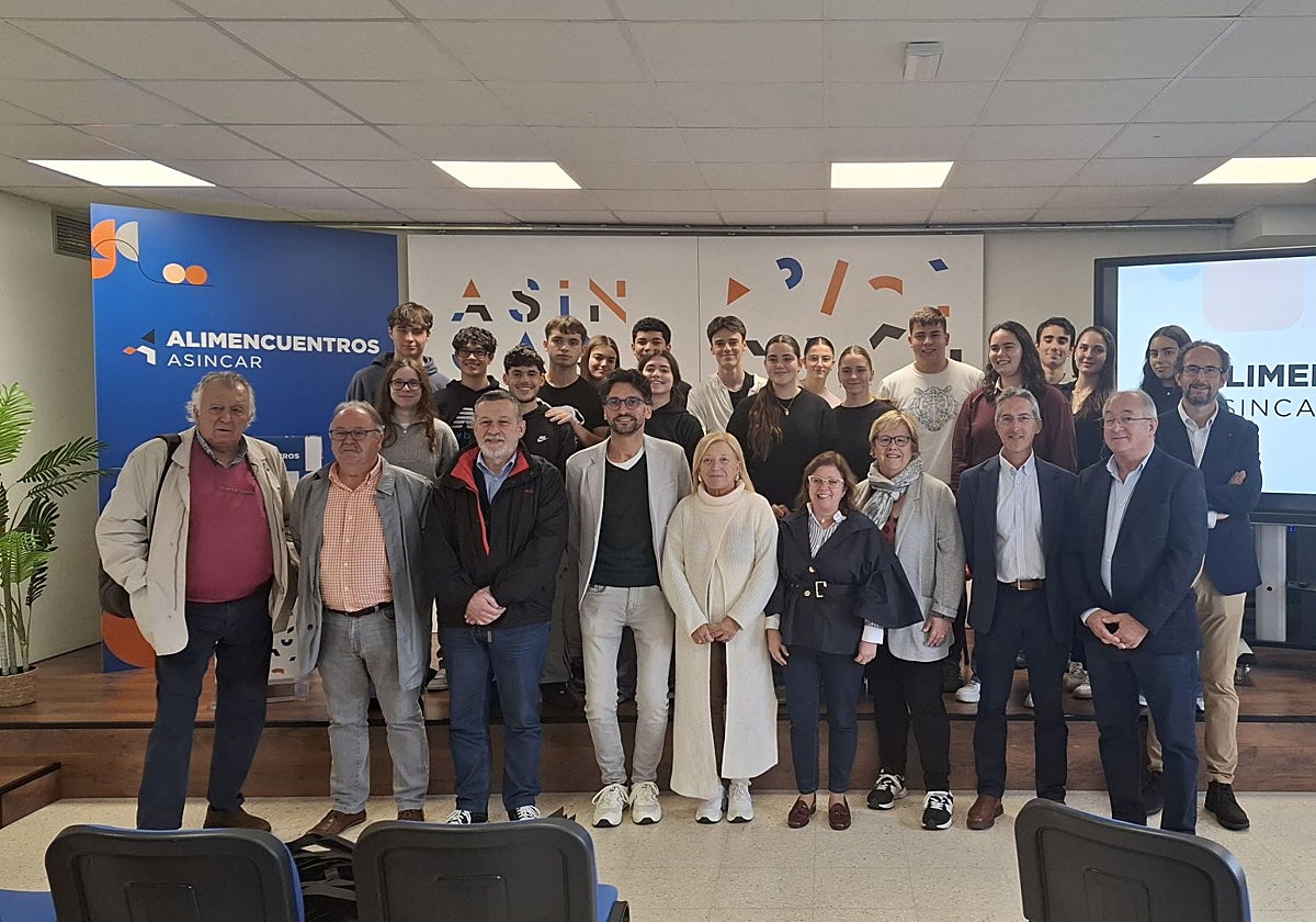 En el centro, el presidente de Asincar, Eduardo Pérez, junto a la alcaldesa de Noreña, Amparo Antuña, y representantes del Ayuntamiento, asociaciones y alumnos del IES de Noreña