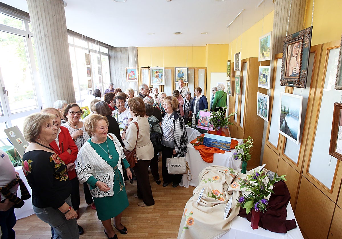 Asistentes a una de las exposiciones que acoge la residencia Santa Teresa, de Oviedo, la más solicitada.