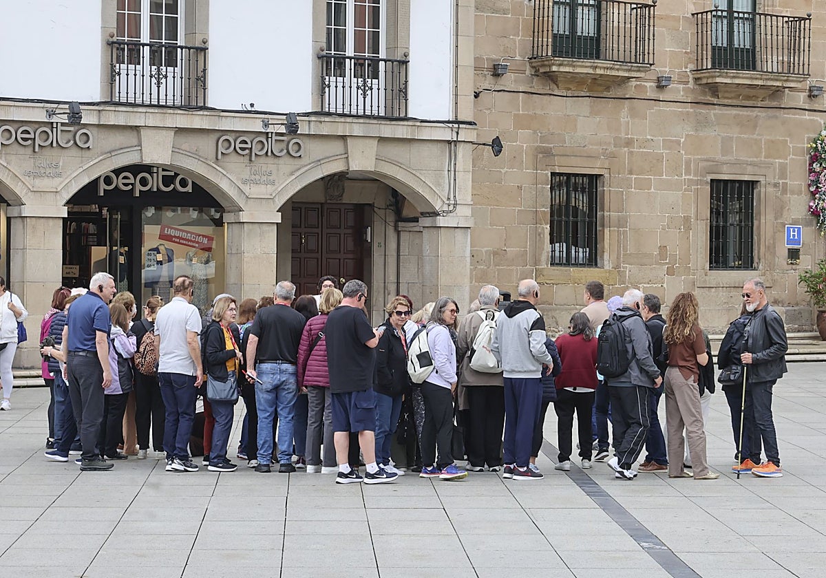 Imagen de archivo de un grupo de turistas en la ciudad.
