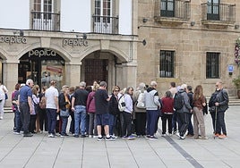 Imagen de archivo de un grupo de turistas en la ciudad.