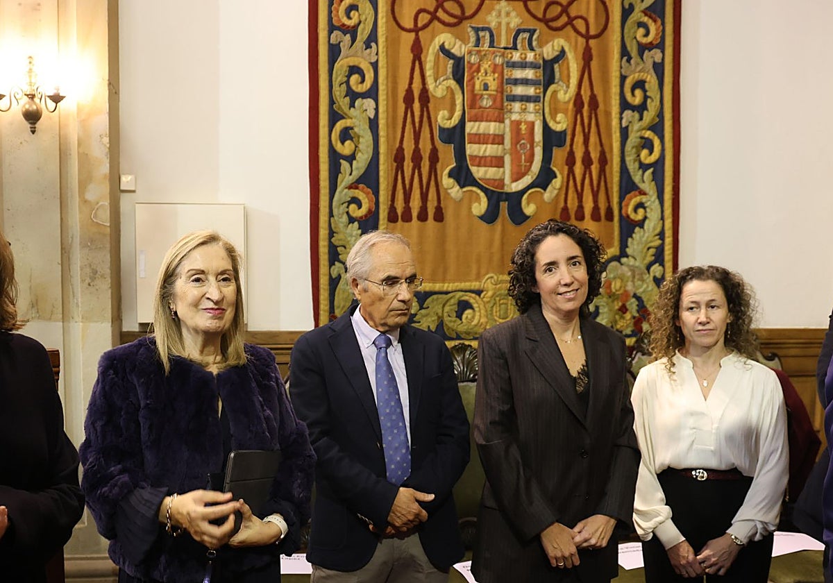 La exministra Ana Pastor, a la izquierda, con el equipo del Banco de Leche Materna, minutos antes de la entrega del Premio 'Humanización de la Asistencia Sanitaria'.