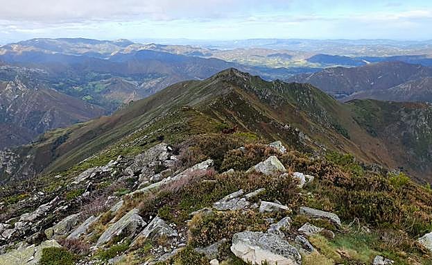 El grupo montañero que organiza estas Jornadas tiene sede en Piloña y toma su nombre del Vízcares, un monte de altura de la zona.