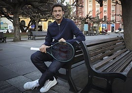 Pablo Carreño posa con una raqueta en la gijonesa plaza San Miguel.