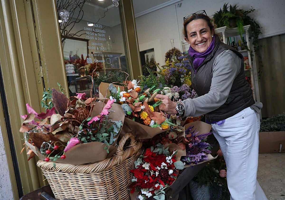 Imagen principal - Las flores artificiales desbancan a las naturales en los cementerios de Gijón