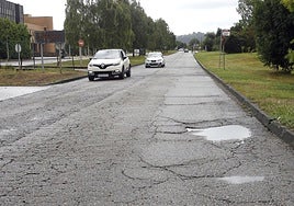 Grietas y socavones en la calle Blasco Garay, a su paso frente a la Escuela de Marina Civil.
