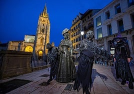 Personas disfrazadas en una noche de Halloween frente a la Catedral de Oviedo.