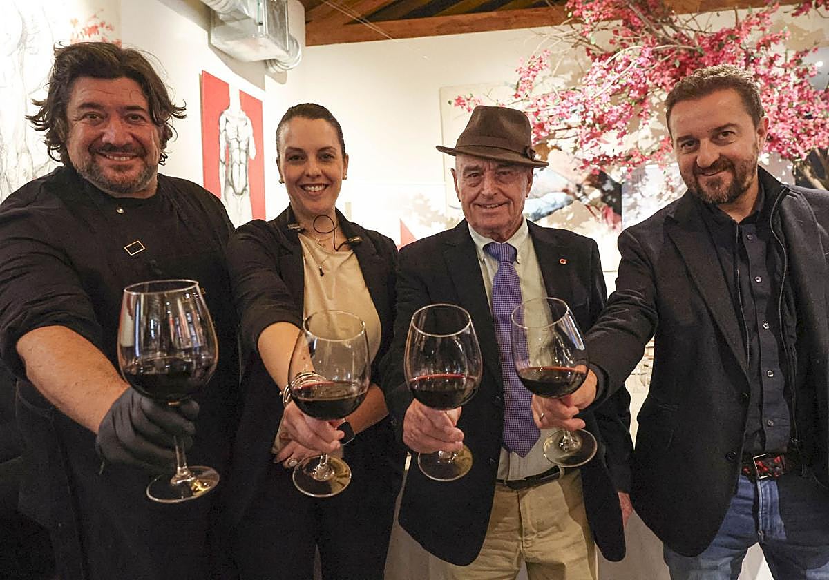 Paco e Irene propietarios del restaurante Coriu, Adolfo Pérez Pascuas, socio fundador de la Bodega Hnos. Pérez Pascuas, y Silverio Argüelles Álvarez, Ceo de Disceas.