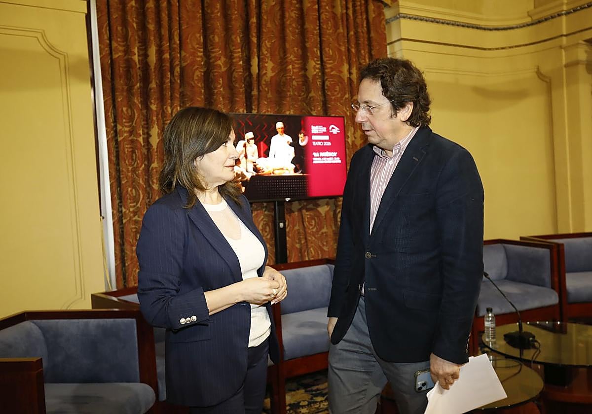 La concejala de Cultura, Yolanda Alonso, y el director del Centro Niemeyer, Carlos Cuadros, conversan en el foyer del Teatro Palacio Valdés.